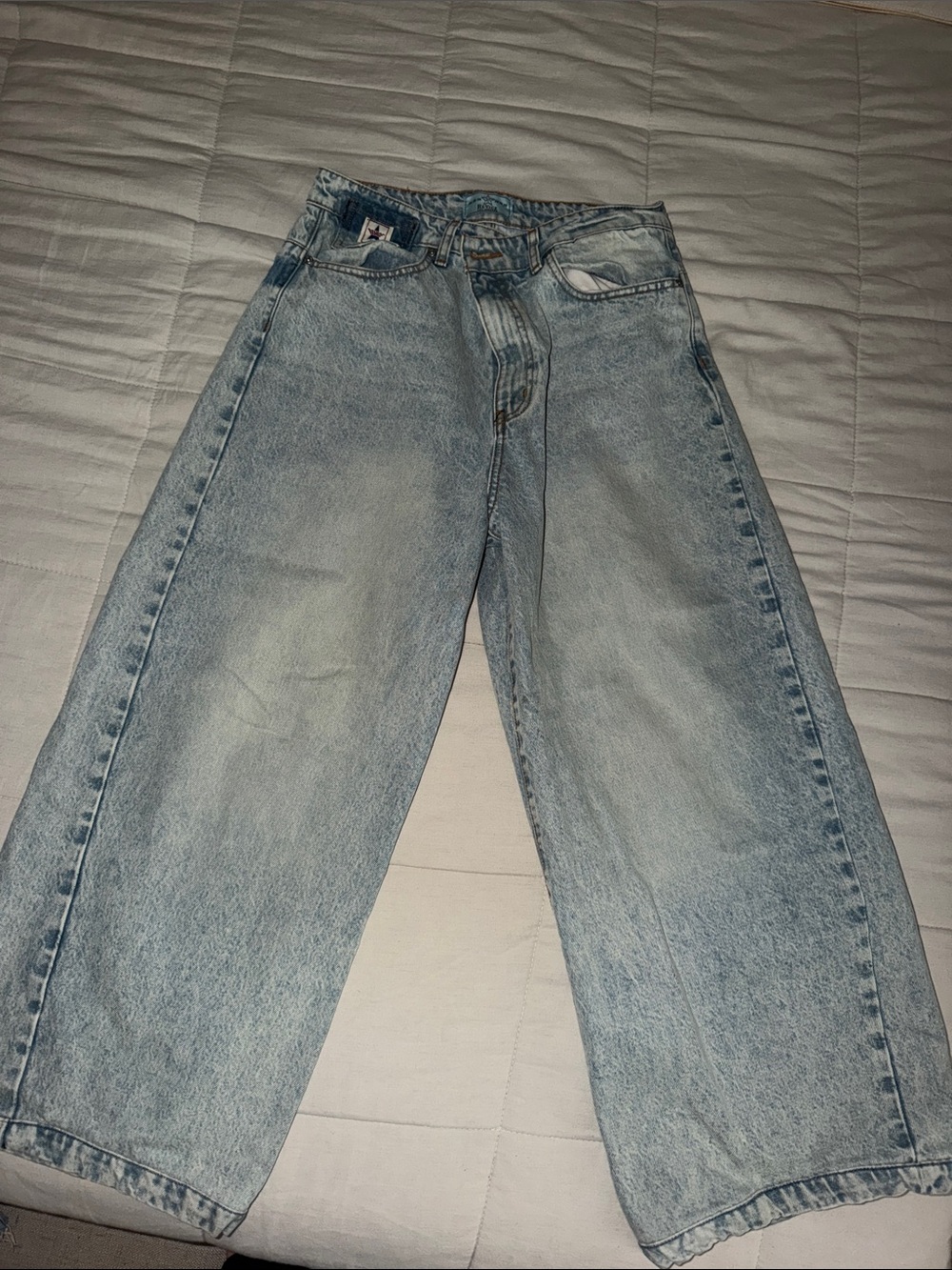 WOMANโs Light Wash Wide-Leg Jeans - Classic Casual Style